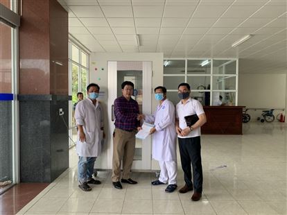 Tặng buồng áp lực âm, máy khử khuẩn cho Bệnh viện Lao và Bệnh phổi TP Cần Thơ