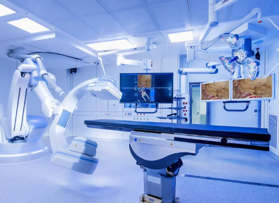 Giải pháp robot hỗ trợ phẫu thuật mạch máu trong phòng mổ Hybrid